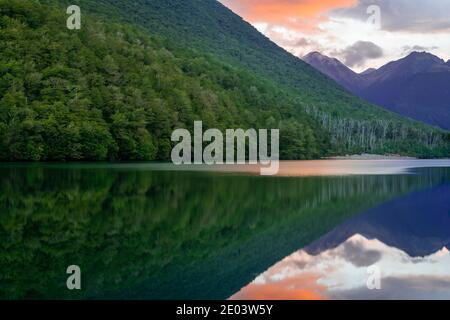 Lake Gunn bei Sonnenuntergang, Fiordland National Park, Neuseeland Stockfoto