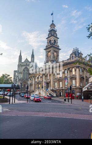 Blick auf den Sonnenuntergang auf das Rathaus von Dunedin und die St. paul's Kathedrale In Neuseeland Stockfoto