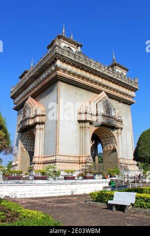 Patuxai bedeutet wörtlich Victory Gate oder Gate of Triumph, früher das Anousavary oder Anosavari Monument, von den Franzosen als (Monument Aux Morts) bekannt Stockfoto