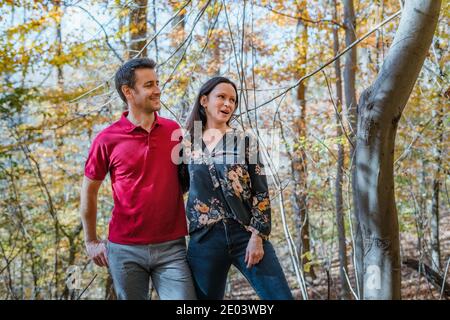 Erwachsenes Paar, das zusammen im Wald steht Stockfoto