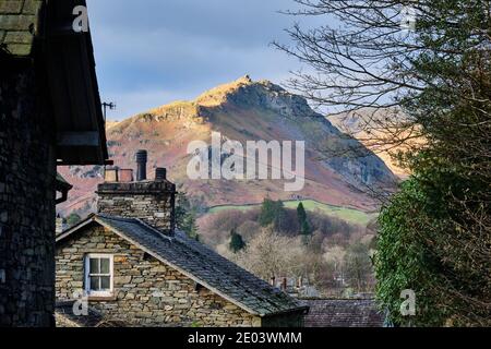 Sunlit Helm Crag von Town End, Grasmere, Lake District, Cumbria Stockfoto