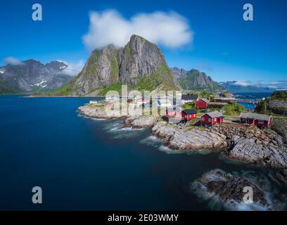 Sommeransicht von Hamnoy roten Häusern in Lofoten Island Norwegen Europa Stockfoto