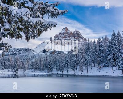 Antorno-See in den italienischen Dolomiten mit schneebedeckter Tre Cime Di Lavaredo im Hintergrund Stockfoto
