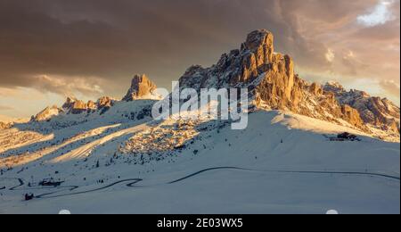 Passo Giau Italienische Dolomiten bei Sonnenaufgang mit schneebedeckten Bergen Stockfoto