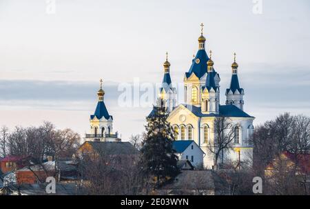 Kamianets-Podilskyi, Ukraine 01.07.2020. St. Georg Kirche in Kamianez-Podilskyi an einem Winterabend Stockfoto