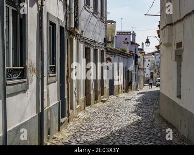 Touristische Sehenswürdigkeiten von Évora, Alentejo, Portugal, einschließlich des Aquädukts von Água da Prata, und römischen Tempel von Évora Stockfoto