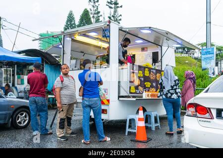 Schlange an einem mobilen Heißgetränkenkiosk in Malaysia. Stockfoto