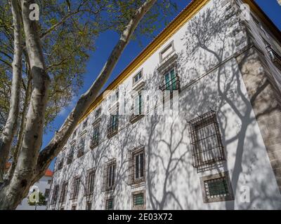 Touristische Sehenswürdigkeiten von Évora, Alentejo, Portugal, einschließlich des Aquädukts von Água da Prata, und römischen Tempel von Évora Stockfoto