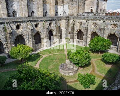 Touristische Sehenswürdigkeiten von Évora, Alentejo, Portugal, einschließlich des Aquädukts von Água da Prata, und römischen Tempel von Évora Stockfoto