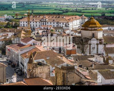 Touristische Sehenswürdigkeiten von Évora, Alentejo, Portugal, einschließlich des Aquädukts von Água da Prata, und römischen Tempel von Évora Stockfoto