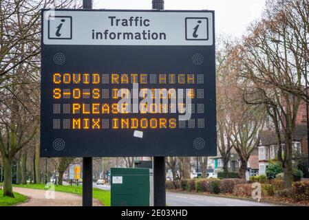 Elektronisches Matrixschild mit COVID 19 Nachricht in Southend on Sea, Essex, UK. COVID-Rate hoch, Stufe 4, bitte nicht in Innenräumen mischen. Coronavirus-Warnung Stockfoto