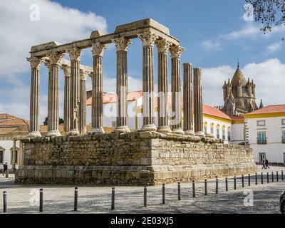 Touristische Sehenswürdigkeiten von Évora, Alentejo, Portugal, einschließlich des Aquädukts von Água da Prata, und römischen Tempel von Évora Stockfoto