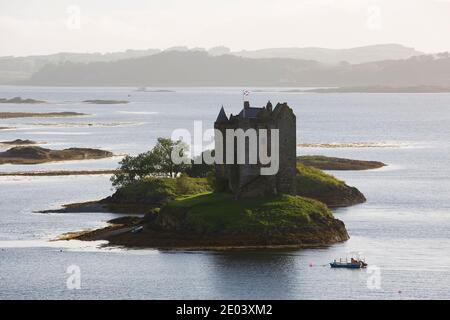 STALKER Castle, ein vierstöckiges Turmhaus oder halten Sie sich malerisch auf einer Gezeiteninsel am Loch Laich, Port Appin, Argyll, Schottland. Stockfoto