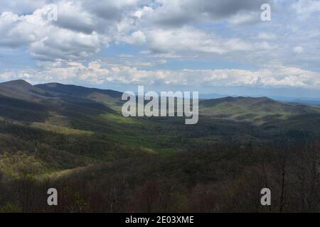 Schatten aus Wolken über den Blue Ridge Mountains. Stockfoto