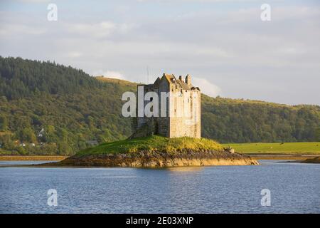 STALKER Castle, ein vierstöckiges Turmhaus oder halten Sie sich malerisch auf einer Gezeiteninsel am Loch Laich, Port Appin, Argyll, Schottland. Stockfoto