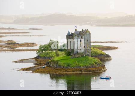 STALKER Castle, ein vierstöckiges Turmhaus oder halten Sie sich malerisch auf einer Gezeiteninsel am Loch Laich, Port Appin, Argyll, Schottland. Stockfoto