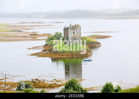 STALKER Castle, ein vierstöckiges Turmhaus oder halten Sie sich malerisch auf einer Gezeiteninsel am Loch Laich, Port Appin, Argyll, Schottland. Stockfoto