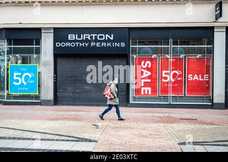 Geschlossen Arcadia Group Burton, Dorothy Perkins Geschäft in der High Street, in Southend on Sea, Essex, Großbritannien. Vorbeiziehende Käufer. Poster zum halben Preis Stockfoto