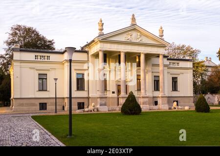 Haupteingang der Lenck-Villa erbaut 1890, renoviert 2020, Sopron, Ungarn Stockfoto