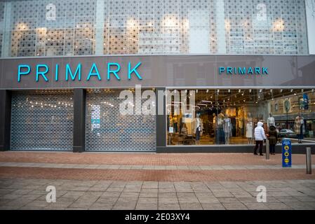 Geschlossen Primark Store in Southend on Sea, Essex, UK, während COVID 19 Tier 4 Einschränkungen. Personen, die im Fenster suchen, werden angezeigt. Leere High Street Stockfoto