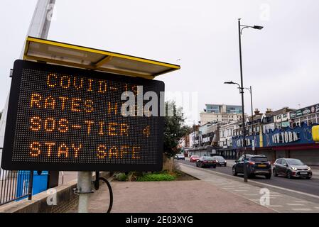 Elektronisches Matrixschild mit COVID 19 Nachricht in Southend on Sea, Essex, UK. Hohe Preise, Stufe 4, sichere Tipps. Strandpromenade Spielhallen geschlossen Stockfoto