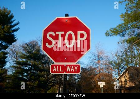 Ein Metall rot, achteckig, Standard-Stop-Zeichen für eine All Way Kreuzung. In Arlington, Virginia. Stockfoto
