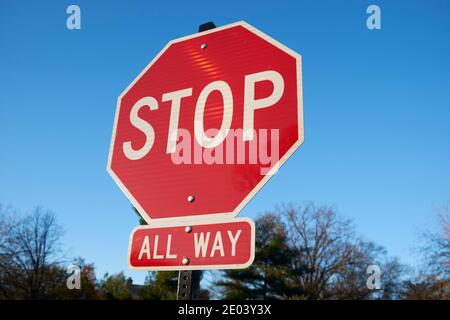 Ein Metall rot, achteckig, Standard-Stop-Zeichen für eine All Way Kreuzung. In Arlington, Virginia. Stockfoto