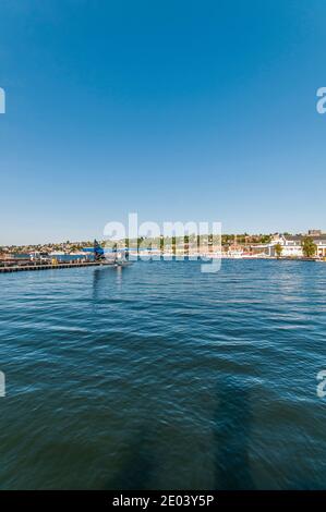 The King 5 Evening News Wasserflugzeug in der Nähe des Kenmore Air Wasserflugzeugs am Dock am Lake Union in der Nähe von, Queen Anne, Seattle, Washington. Stockfoto