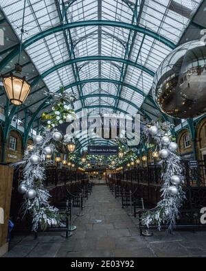 Apple Market in Covent Garden, London mit Weihnachtsschmuck. Stockfoto