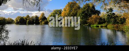 Herbst Farben über den See in Barnwell Country Park, Oundle, Northamptonshire, England, Großbritannien Stockfoto