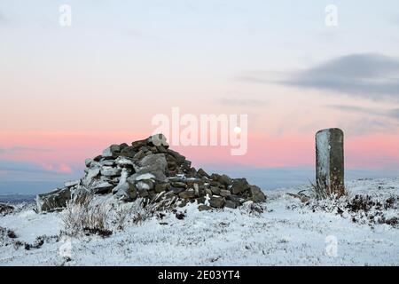 Long man Currick, Teesdale, County Durham, Großbritannien. Dezember 2020. Wetter in Großbritannien. Nach einem weiteren kalten, knackigen Wintertag mit Schneeschauern und sonnigen Zaubersprüchen steigt der Mond hinter Long man Currick in Teesdale, County Durham auf. Kredit: David Forster/Alamy Live Nachrichten Stockfoto