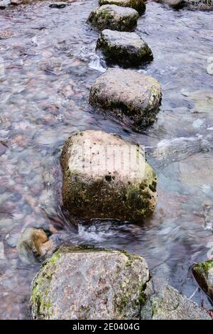 Stepping Stones über Tongue Gill, in der Nähe des Flusses Rothay an der Low Mill Bridge in der Nähe von Grasmere, Lake District, Cumbria Stockfoto