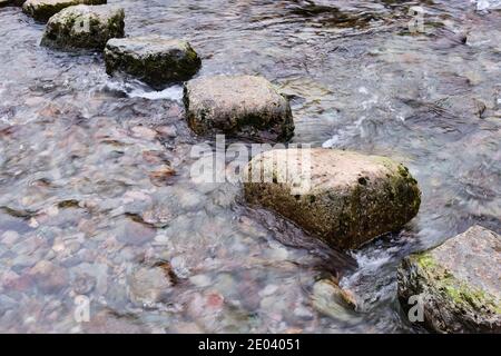 Stepping Stones über Tongue Gill, in der Nähe des Flusses Rothay an der Low Mill Bridge in der Nähe von Grasmere, Lake District, Cumbria Stockfoto