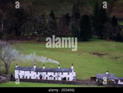 Rauchschornsteine am Traveller's Rest auf der A591 in der Nähe von Grasmere, Lake District, Cumbria Stockfoto