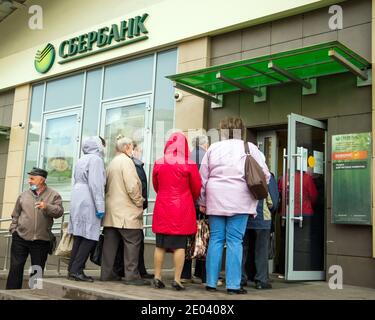 Russland, Woronesch - 18. Mai 2020: Viele Leute stehen in der Filiale der Sberbank von Russland Schlange Stockfoto