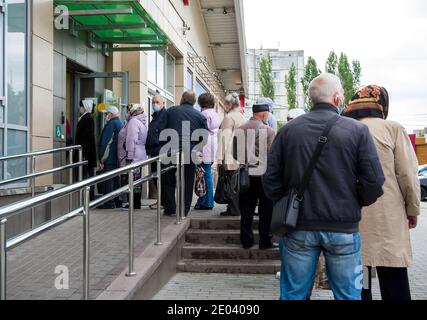 Russland, Woronesch - 18. Mai 2020: Schlange von Menschen auf der Straße am Eingang des Gebäudes Stockfoto