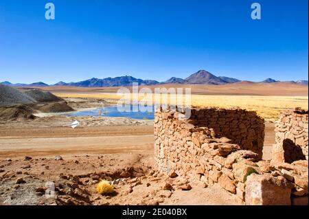 Weitwinkel Landschaftsfoto der Atacama Wüste mit Licancabur Vulkan. Stockfoto