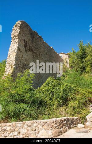 Die Ruinen der befestigten Mauern aus dem 15. Jahrhundert, die einst Umgeben die Thermen von Petriolo Thermalbäder in der Nähe Monticiano in der Siena Provin Stockfoto