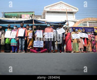 Ein körperlich behinderter Lehrer protestiert zusammen mit anderen gekündigten Lehrern, indem er ihre Augen mit schwarzem Tuch über der Ankunft des Obersten Richters von Indien, Sharad Arvind Bobde, bedeckt. Agartala, Tripura, Indien. Stockfoto