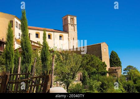 Kirche des Hl. Johannes des Täufers aus dem 13. Jahrhundert, Chiesa Parrocchiale di San Giovanni Battista, im historischen mittelalterlichen Dorf Scansano, Grosseto, Toskana Stockfoto