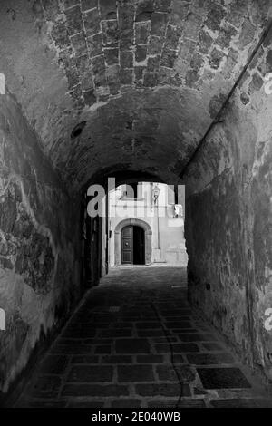 Eine überdachte Gasse im historischen mittelalterlichen Dorf Scansano, Provinz Grosseto, Toskana, Italien Stockfoto