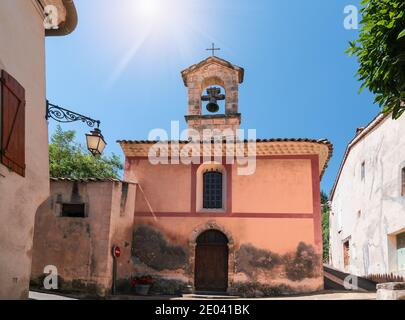 Alte Kapelle im kleinen Dorf Valensole, Südfrankreich. Stockfoto