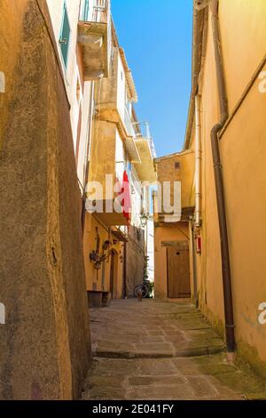 Eine ruhige Wohnstraße im historischen mittelalterlichen Dorf Scansano, Provinz Grosseto, Toskana, Italien Stockfoto