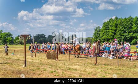 Cedynia, Polen Juni 2019 Bogenschießen auf dem Pferd oder Bogenschießen Show mit fliegenden Pfeil bei historischen Nachstellung der Schlacht von Cedynia aus dem 11. Jahrhundert Stockfoto