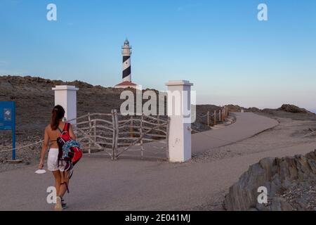 Der Leuchtturm Favàritx ist ein aktiver Leuchtturm auf der spanischen Insel Menorca. Stockfoto