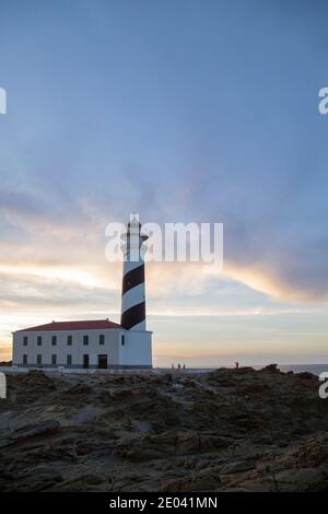 Der Leuchtturm Favàritx ist ein aktiver Leuchtturm auf der spanischen Insel Menorca. Stockfoto