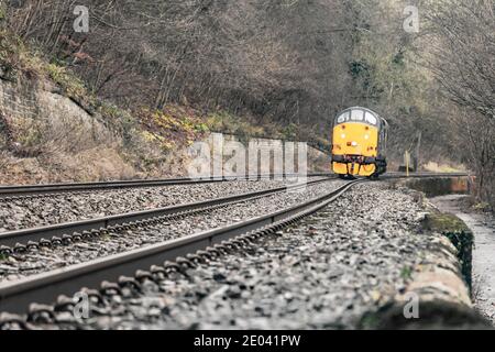 Englisch Electric Type 3 British Rail Class 37 Diesel Lok Nummer 37716 auf Eisenbahnschienen am Fluss Tyne In der Nähe von Hexham Northumberland Stockfoto