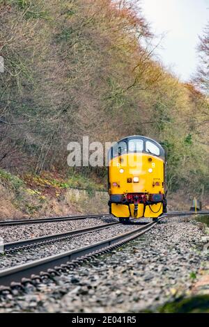 Englisch Electric Type 3 British Rail Class 37 Diesel Lok Nummer 37716 auf Eisenbahnschienen am Fluss Tyne In der Nähe von Hexham Northumberland Stockfoto