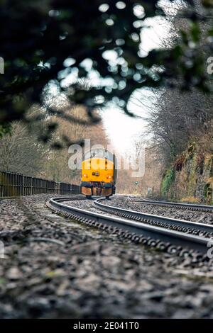 Englisch Electric Type 3 British Rail Class 37 Diesel Lok Nummer 37716 auf Eisenbahnschienen am Fluss Tyne In der Nähe von Hexham Northumberland Stockfoto