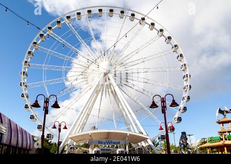 SkyWheel mit blauem Himmel im Hintergrund beim Dinosaur Adventure Golf in Niagara Falls Clifton, Ontario, Kanada. Stockfoto